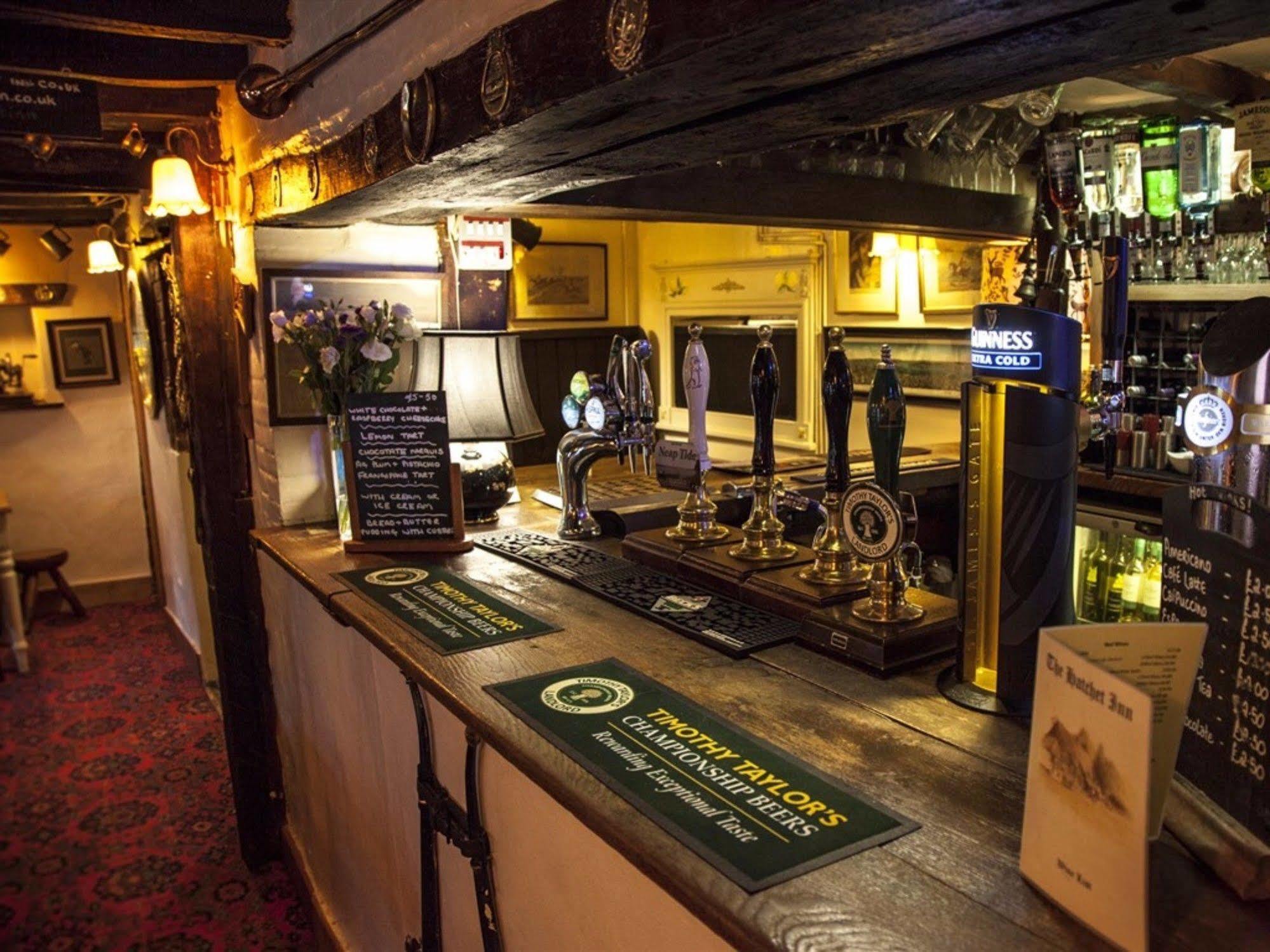 The Hatchet Inn Chute Exterior foto