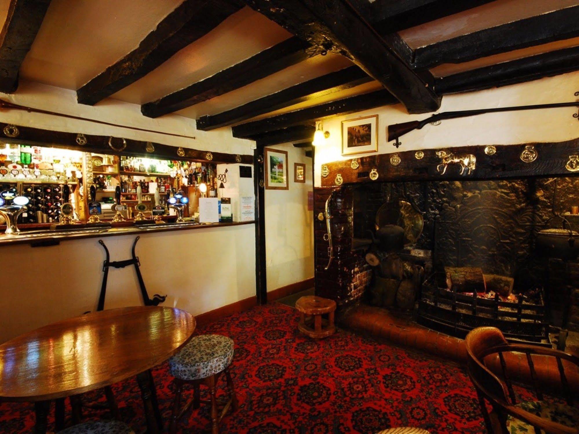 The Hatchet Inn Chute Exterior foto